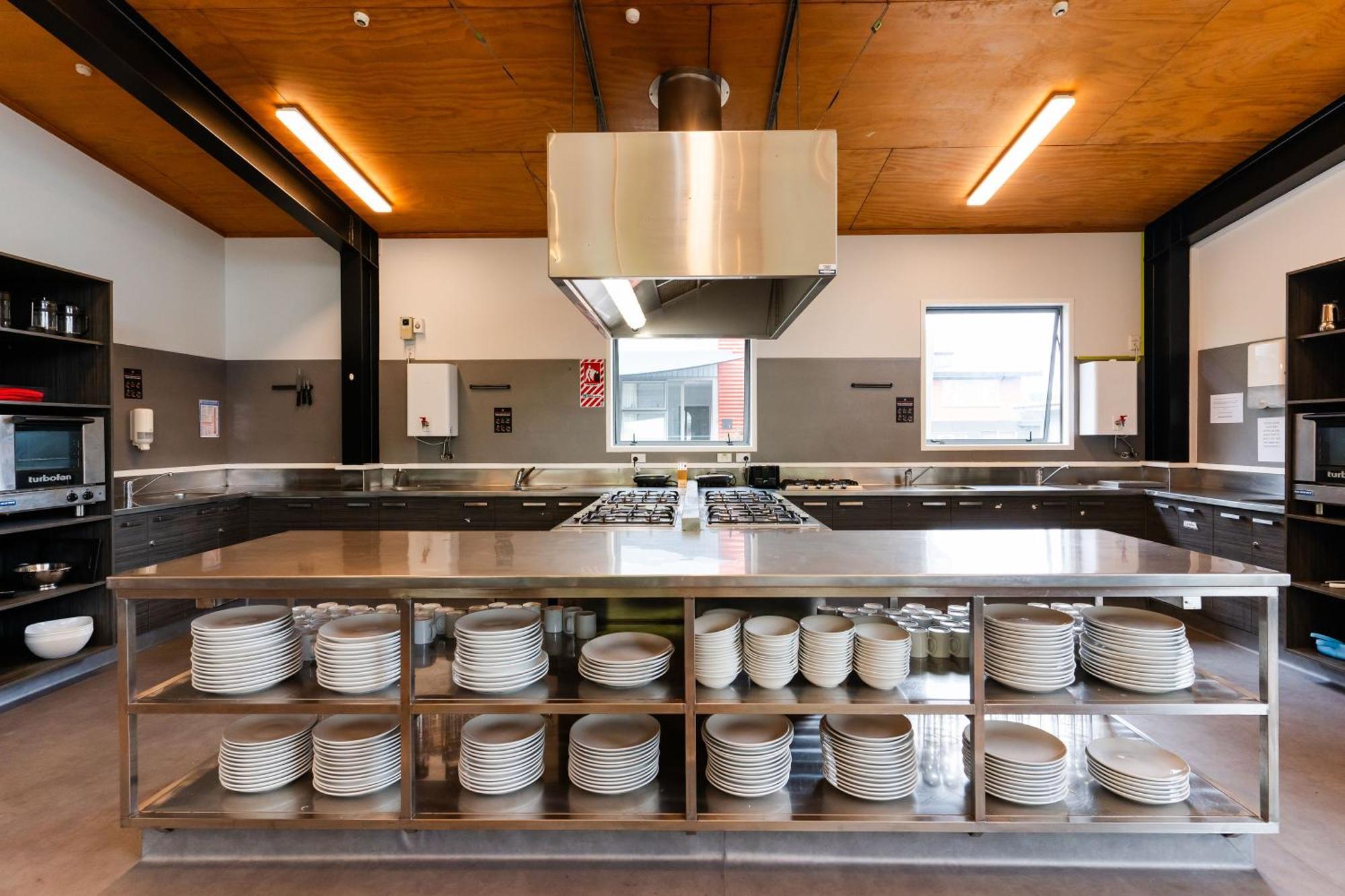 로토루아 Yha 로터루아 호스텔 외부 사진 The kitchen at the new school