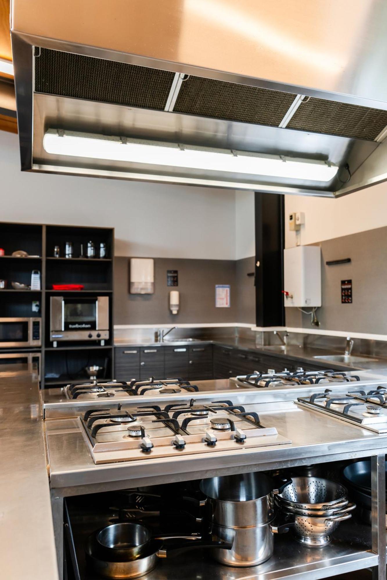 로토루아 Yha 로터루아 호스텔 외부 사진 A kitchen at the school