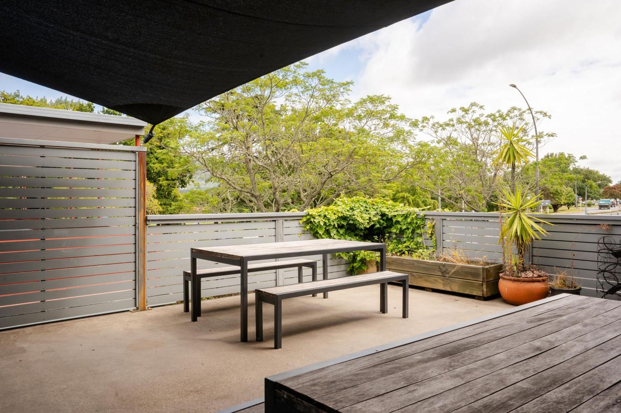로토루아 Yha 로터루아 호스텔 외부 사진 A rooftop terrace in Brisbane, Australia