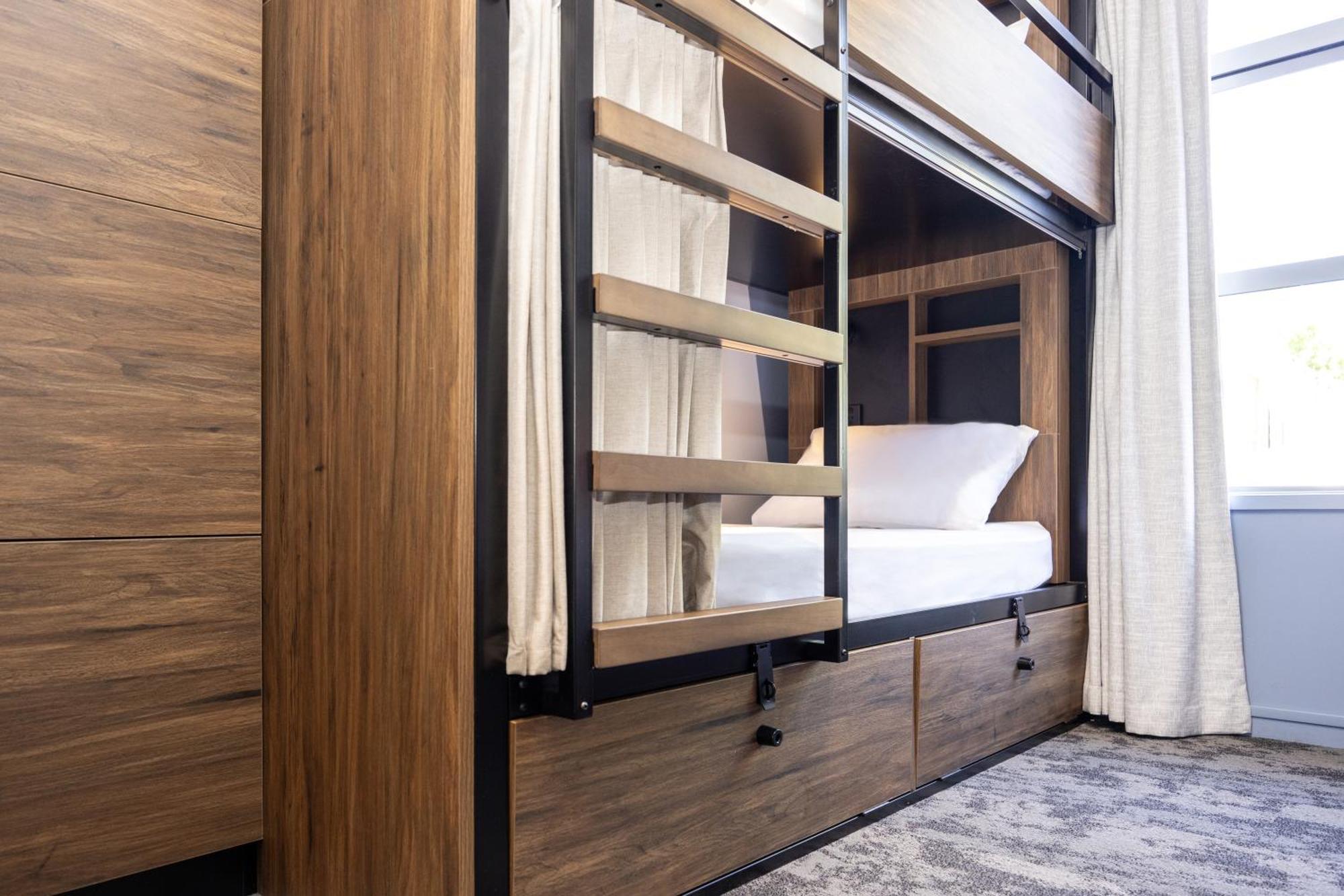 로토루아 Yha 로터루아 호스텔 외부 사진 A bunk bed with a ladder