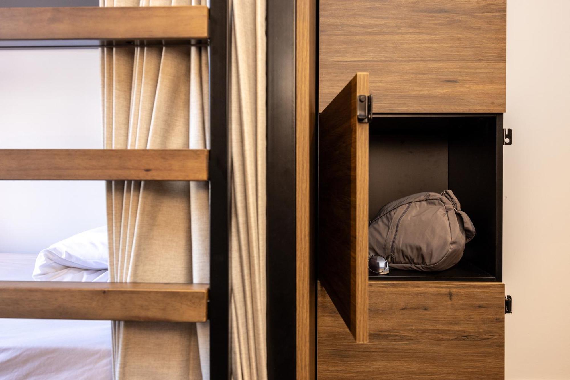 로토루아 Yha 로터루아 호스텔 외부 사진 A capsule hotel in Tokyo