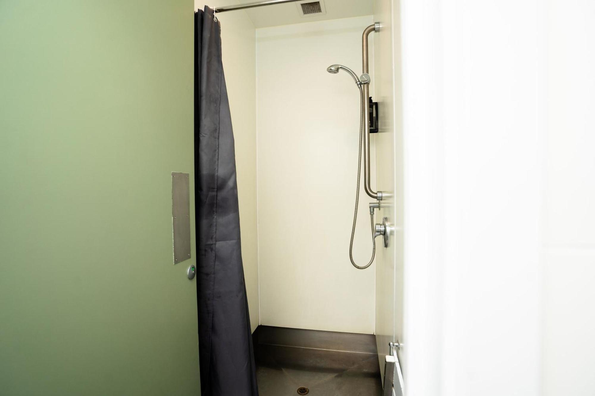 로토루아 Yha 로터루아 호스텔 객실 사진 A shower cubicle