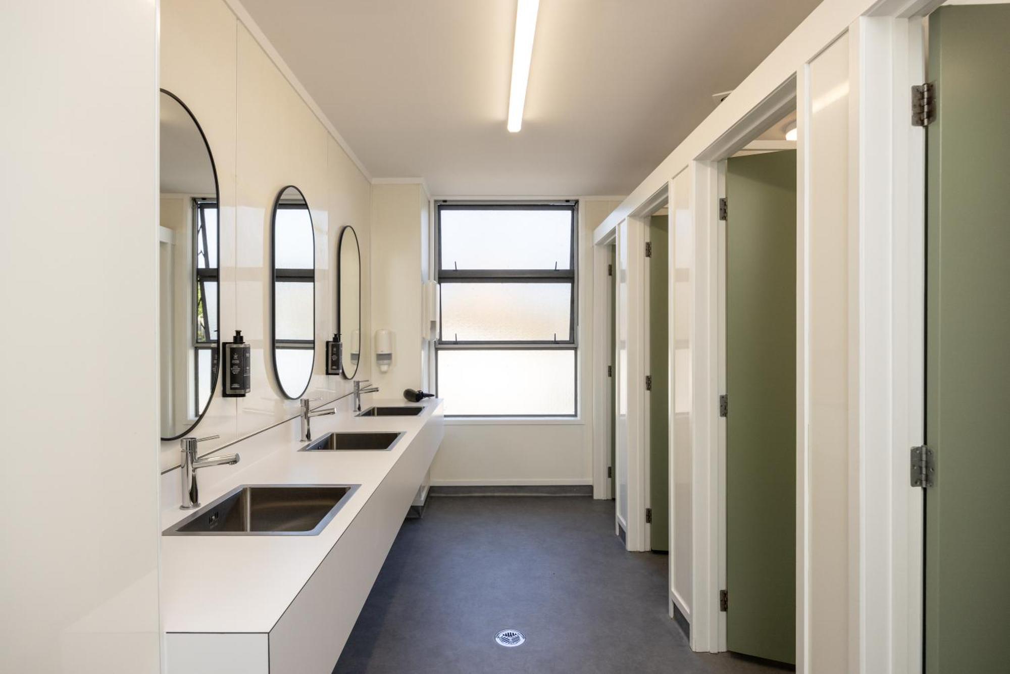 로토루아 Yha 로터루아 호스텔 외부 사진 The bathrooms at the new student village