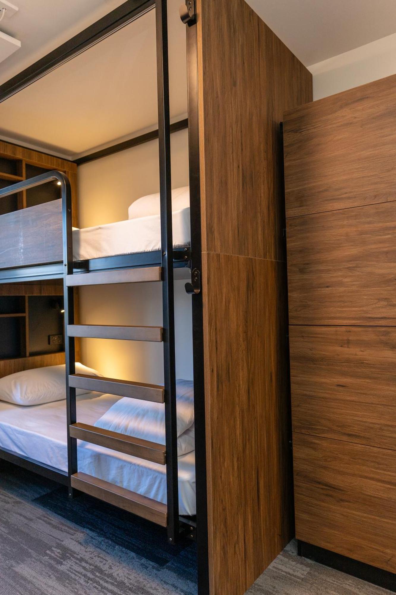 로토루아 Yha 로터루아 호스텔 외부 사진 A bunk bed in a capsule hotel