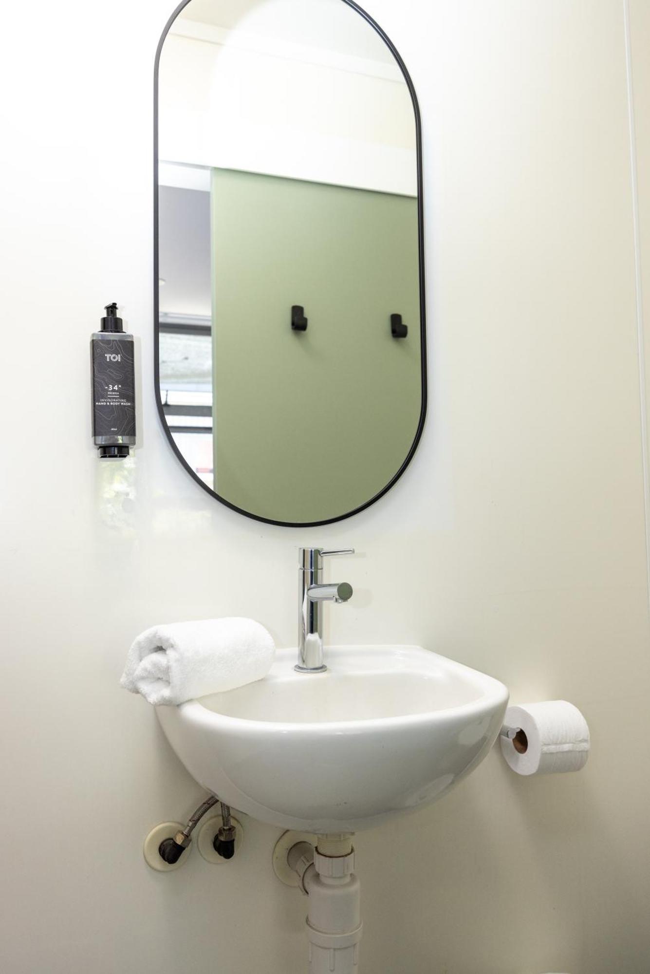 로토루아 Yha 로터루아 호스텔 외부 사진 A bathroom in a hotel