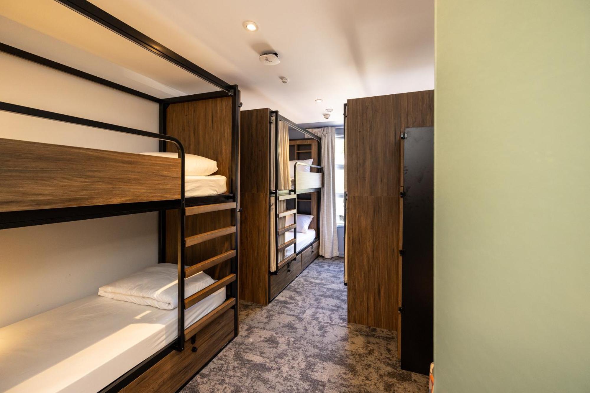 로토루아 Yha 로터루아 호스텔 외부 사진 A typical room at a capsule hotel