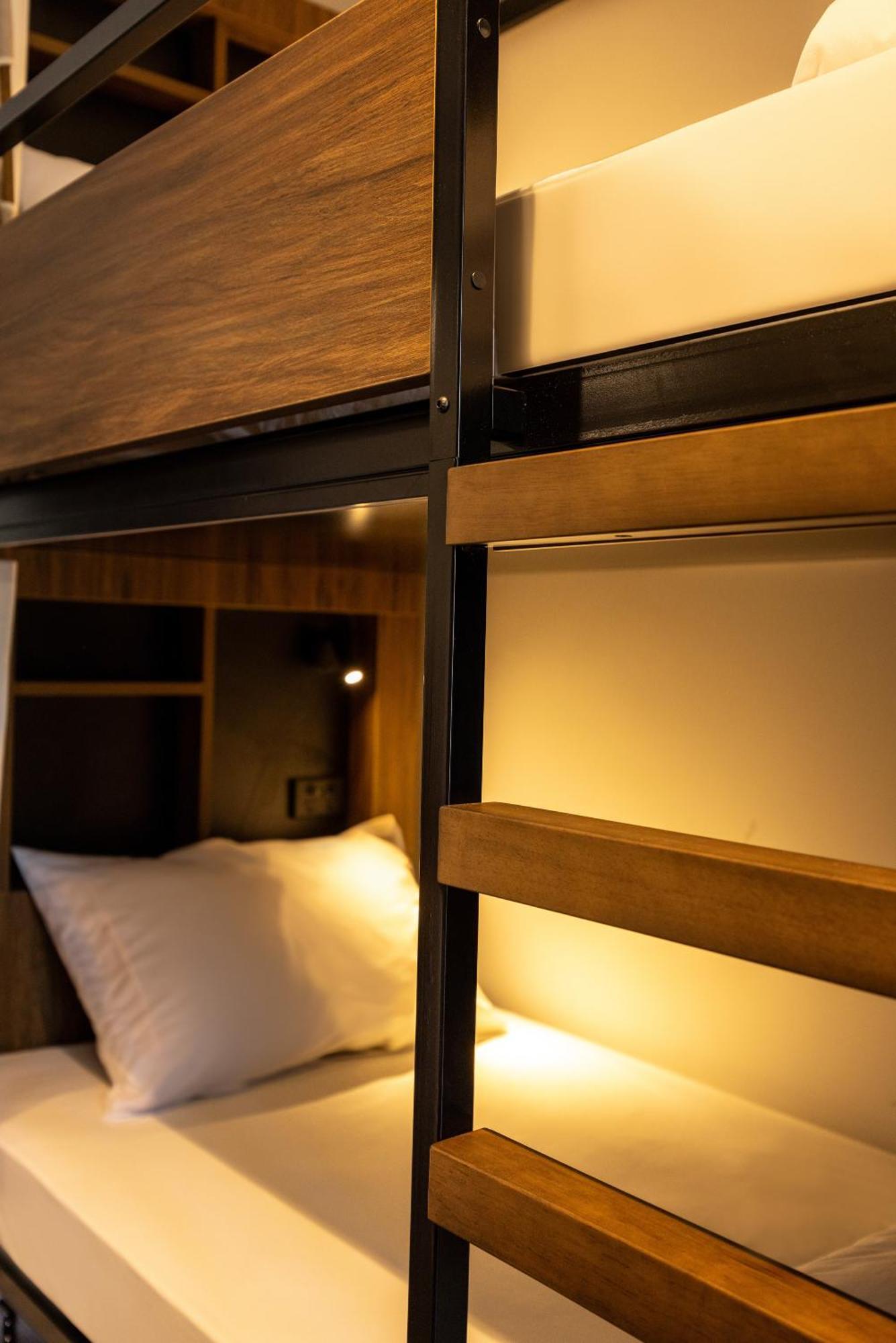 로토루아 Yha 로터루아 호스텔 외부 사진 A capsule hotel in Tokyo