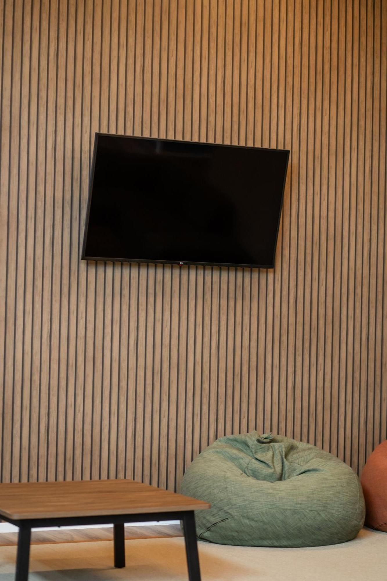 로토루아 Yha 로터루아 호스텔 외부 사진 A wall mounted television