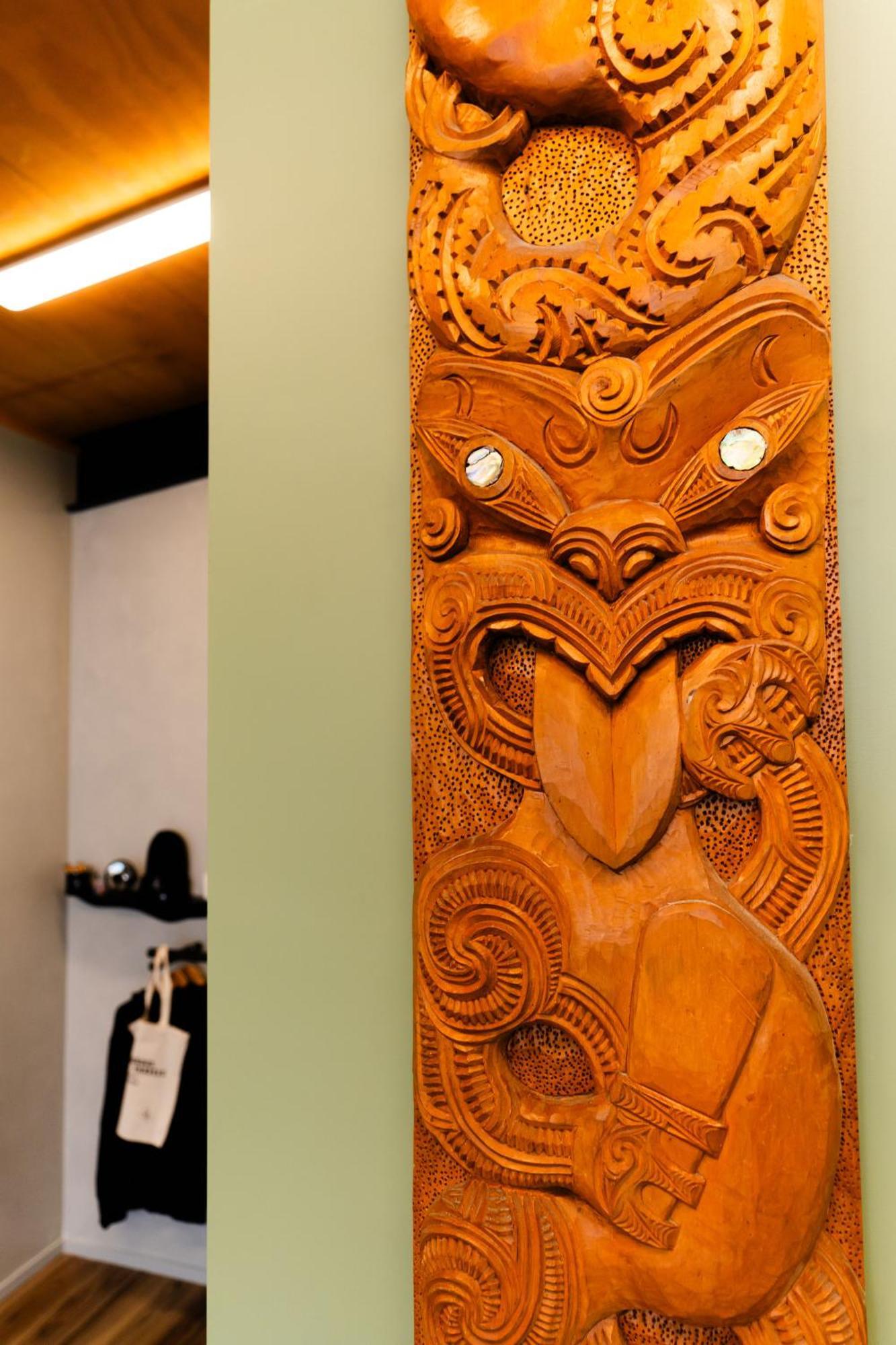 로토루아 Yha 로터루아 호스텔 외부 사진 A pounamu carving